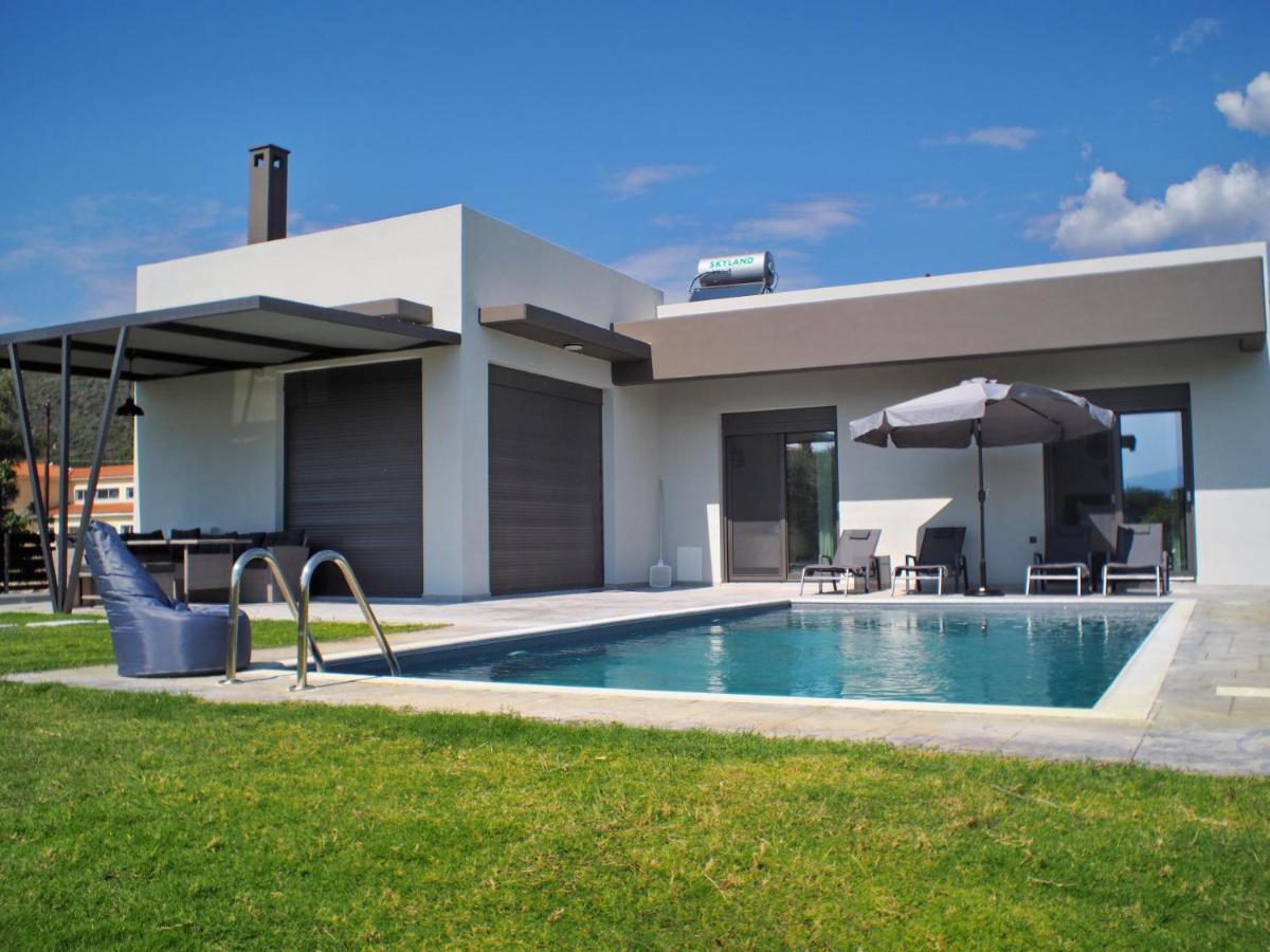 Nostos Luxury Villas With Private Pool In นาฟปาคตอส ภายนอก รูปภาพ