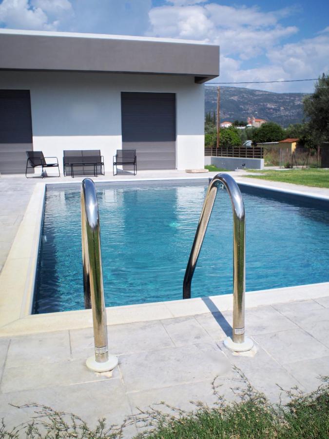 Nostos Luxury Villas With Private Pool In นาฟปาคตอส ภายนอก รูปภาพ